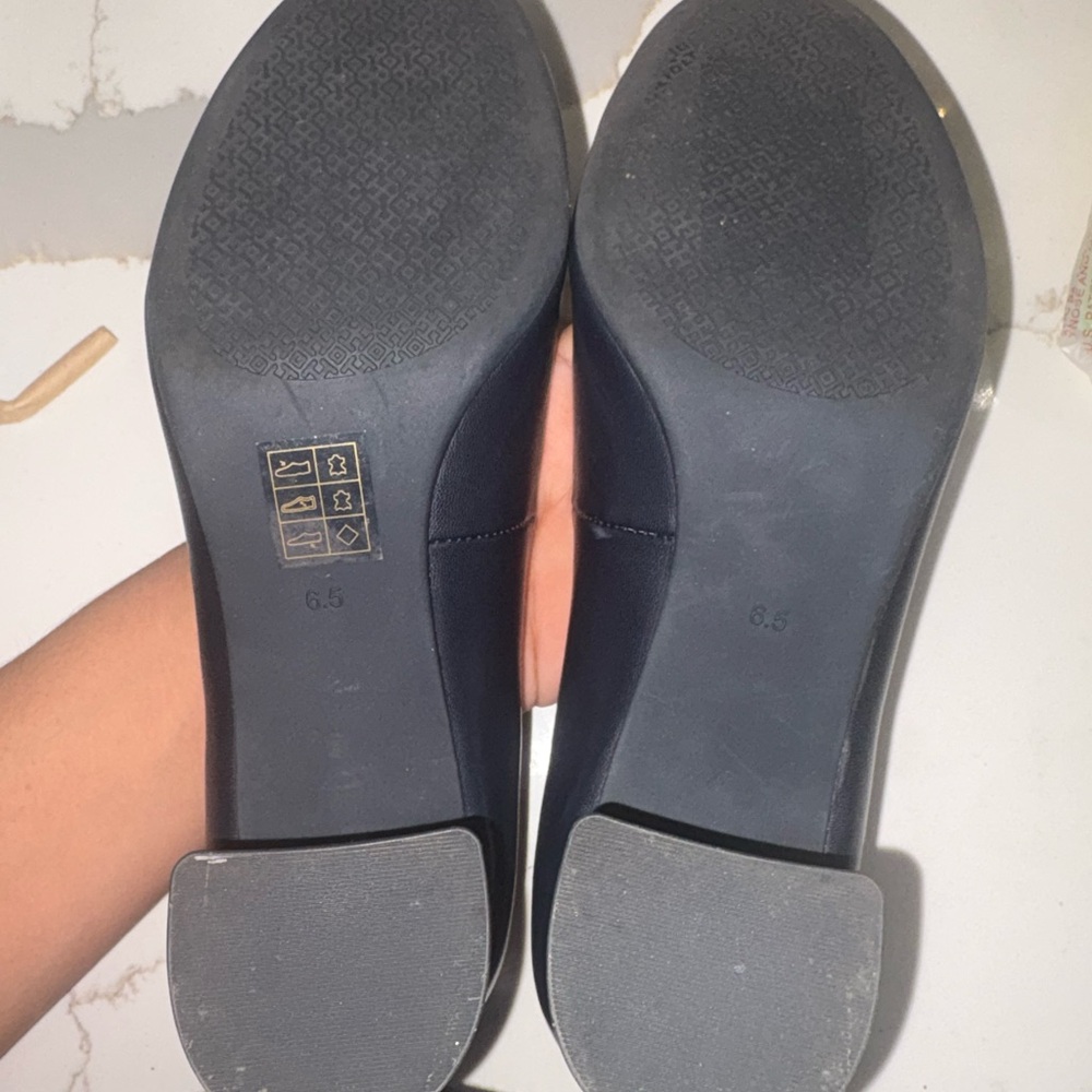 6.5W Tory Burch Navy Blue Heels with Gold Emblem - Picture 6 of 8